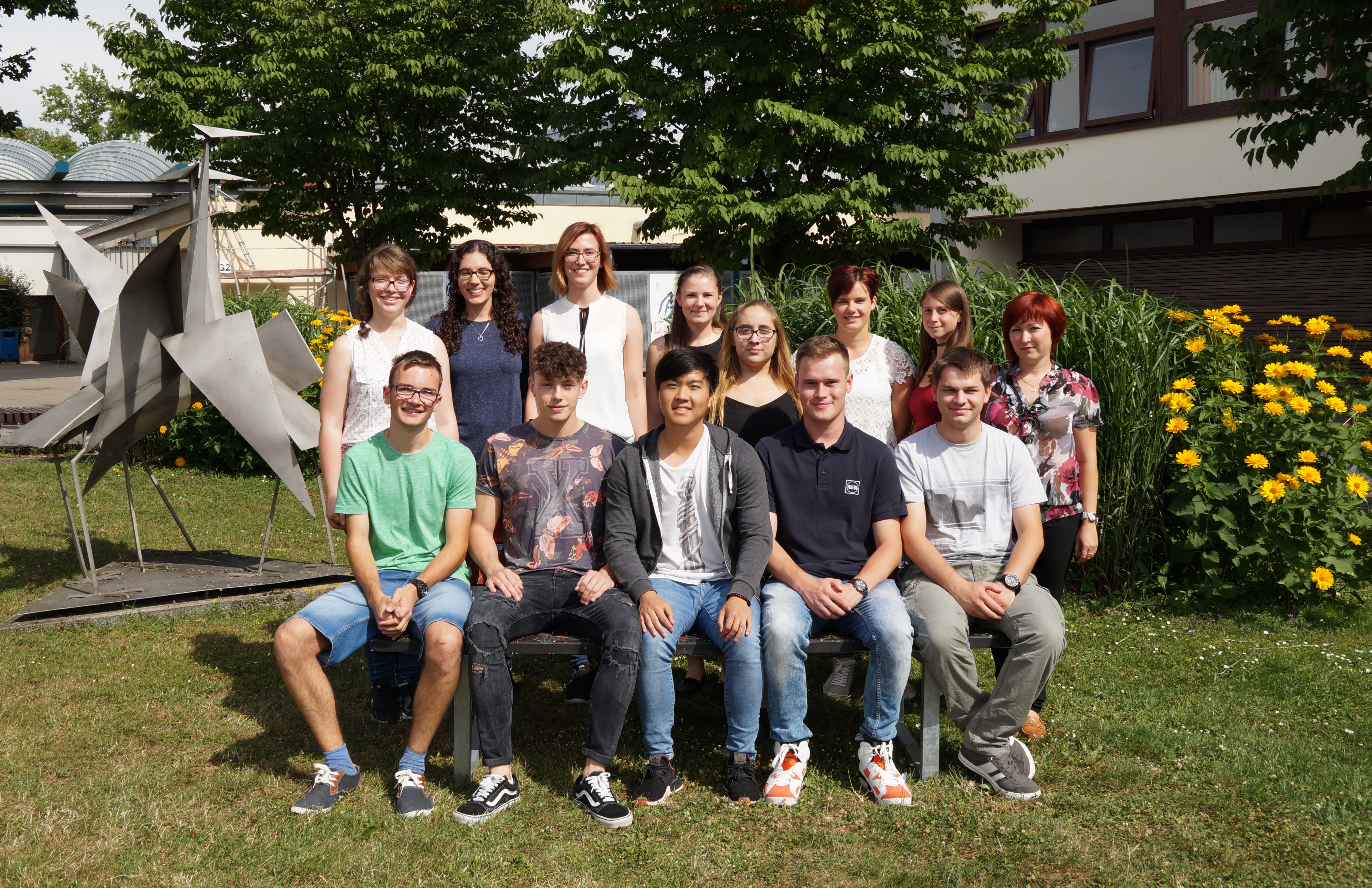Die Absolventen der Klasse M3PA und ihr Klassenlehrer Herr Gsell (nicht auf dem Bild).