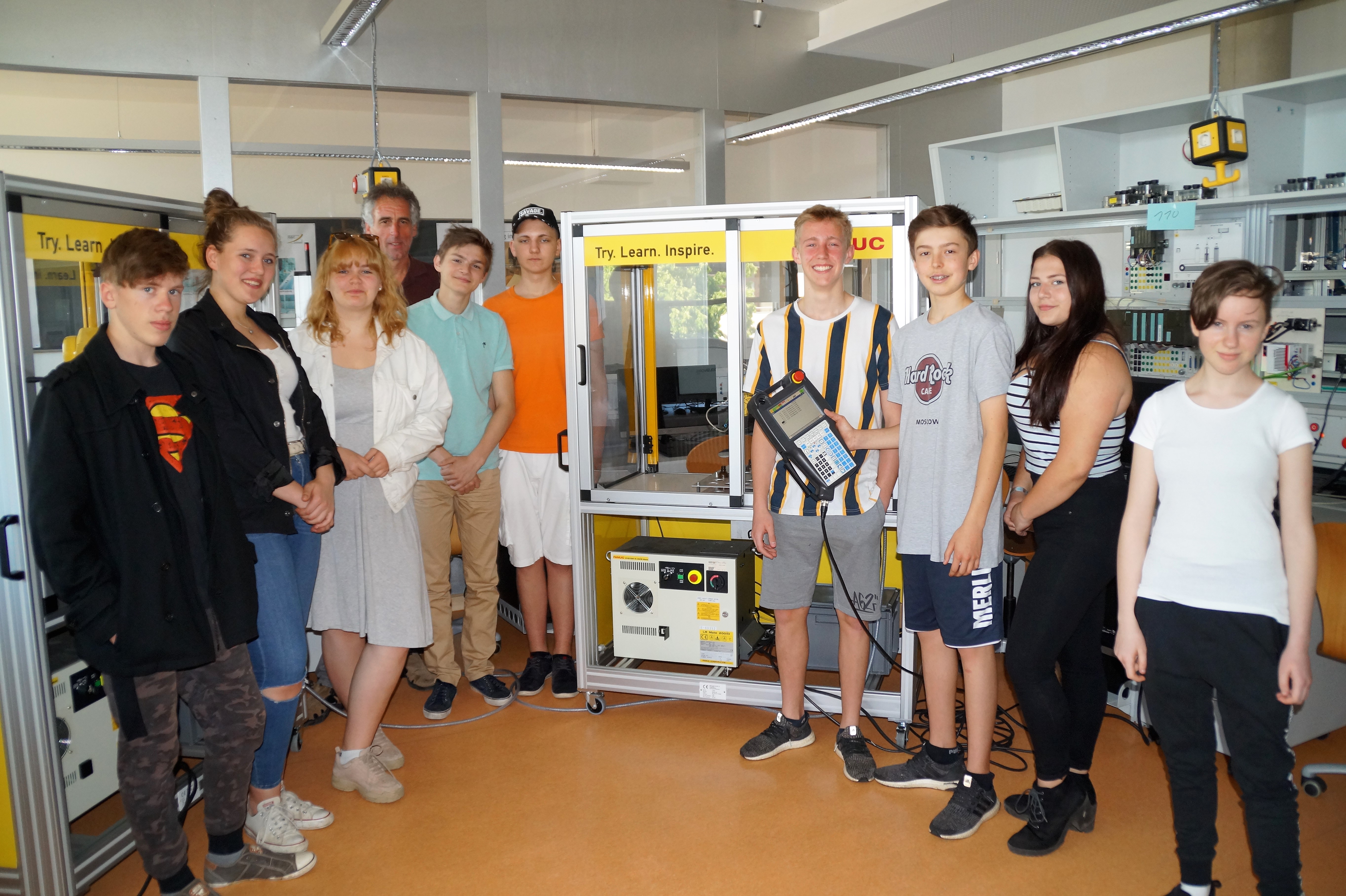 Die Schüler der Freien Waldorfschule lernen an der Gewerblichen Schule die Robotertechnik kennen.
