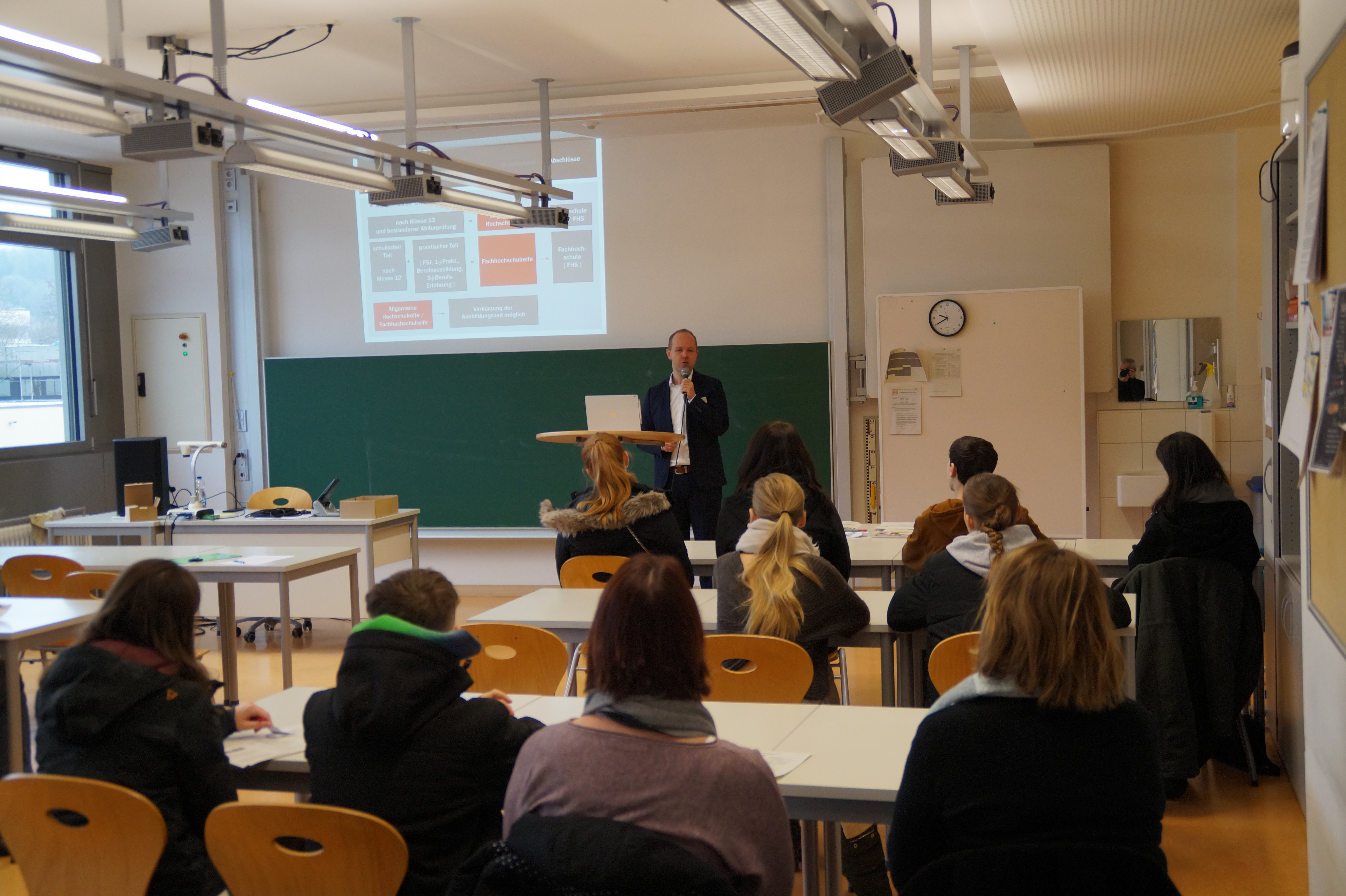 Abteilungsleiter Philipp Pütz beim Vortrag über das Technische Gymnasium an der GSC