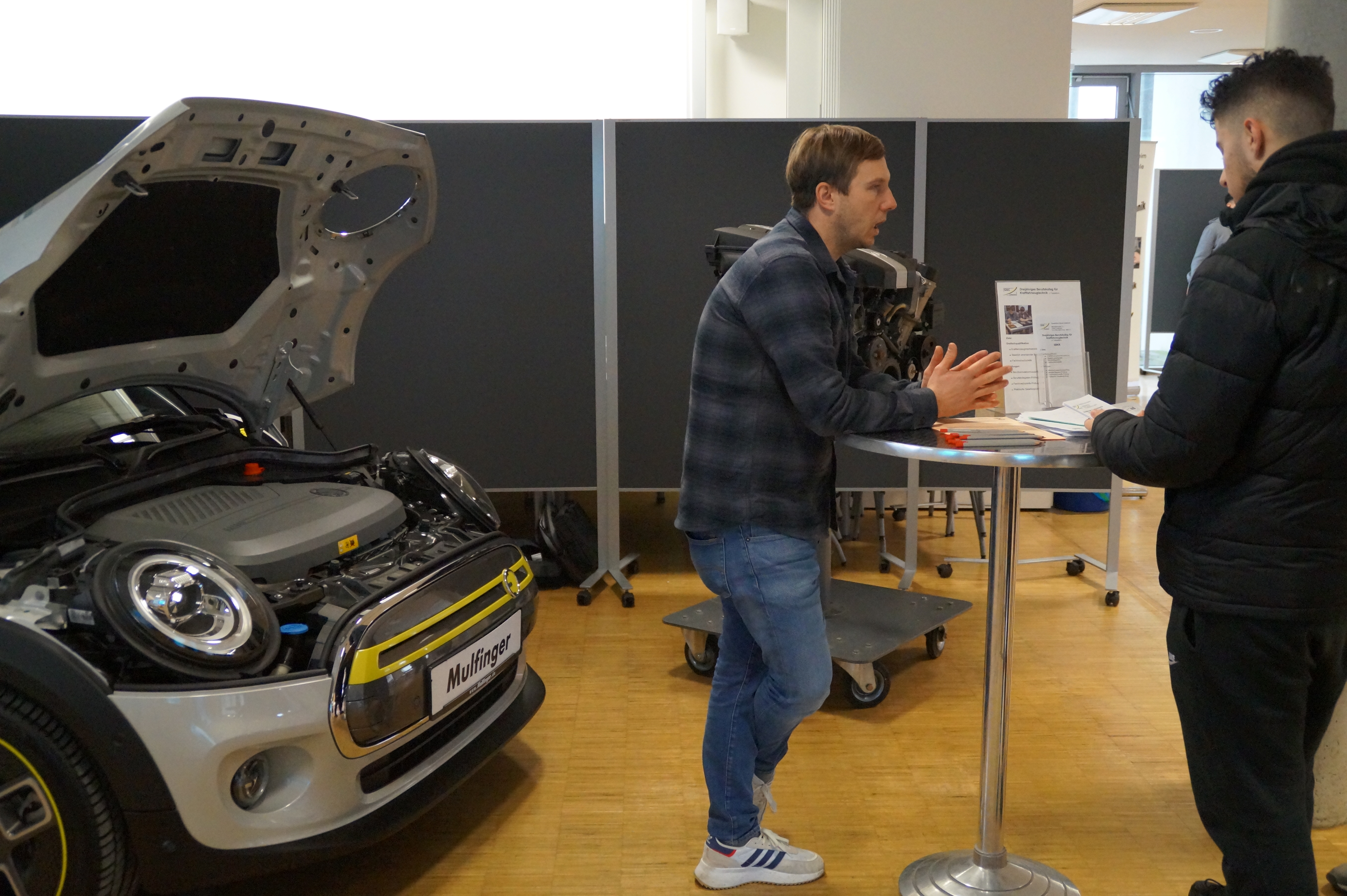 Timo Kaiser erklärt die Möglichkeiten an der GSC rund um die Kraftfahrzeugtechnik